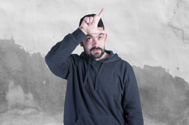 Alnında beyaz adam el daha gevşek tabelaya sakallı