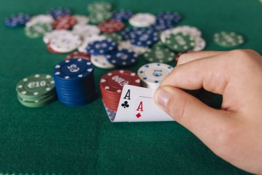 kozlar elinde, bir yeşil tablo casino oyun kartları el kısmi görünümü