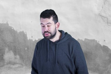 komik adam sıkılmış yüz ifadesi yapma