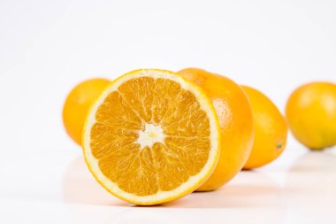 Beyaz Studio, tüm turuncu meyveler, split ve portakal dilimleri
