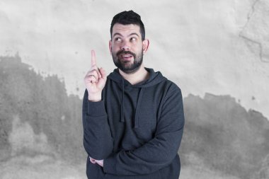 yukarıya bakıp parmak işaret düşünceli beyaz adam 