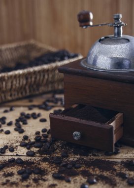 Kavrulmuş kahve çekirdekleri vintage kahve değirmeni, dikey görüntü içeren tablo 