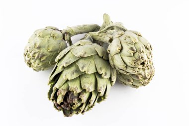 Beyaz arka planda, enginar taze sebze