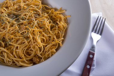 Lezzetli makarna, erişte beyaz tabak ve çatal