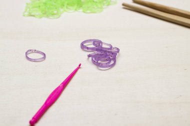 Atölye tablo lastik bantlar, ahşap örgü iğneleri ve pembe kanca araçları