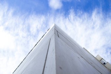 Modern ofis binası, bulutlu gökyüzü arka plan alt