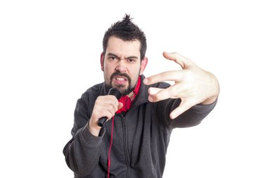 Holding ve mikrofon studio ve kameraya bakarak şarkı şarkıcı adam rap