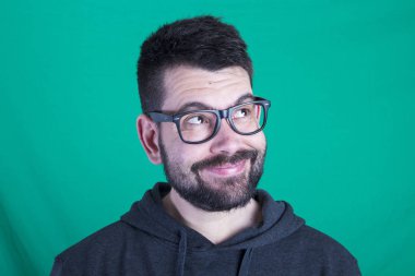 düşünen adam ararken yeşil arka plana karşı portresi