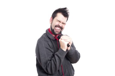 Holding ve mikrofon Studio şarkı yetenekli beyaz şarkıcı adam 