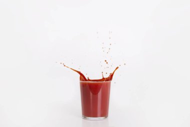 kırmızı domates suyu cam üzerine su sıçramalarına