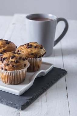 Kakao ile tabloda çikolata parçaları ile ev yapımı cupcakes kadehte içki 