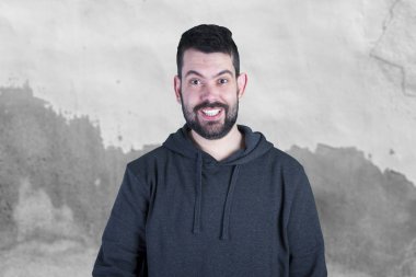 mutlu adam gülümsüyor ve kameraya bakarak portresi 