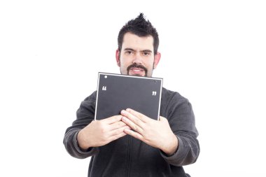 Beyaz adam holding gri konuşma balonu kurulu kopya alanı için gülümseyen