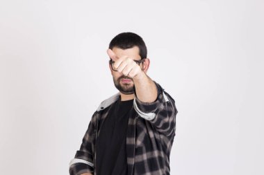 adam beyaz arka planı stüdyosunda elinde ile jest tamam yapma 