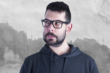 komik surat yapma ve uzak seyir siyah gözlüklü adam portresi 