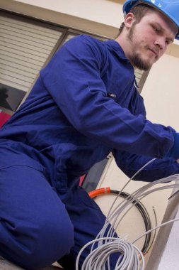Elektrikçi kablo kapalı sabitleme mavi üniformalı