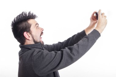 cep telefonu kullaranarak beyaz adam çığlık