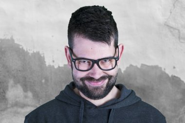 siyah gözlüklü ve kameraya gülümseyen komik aptal adam portresi 