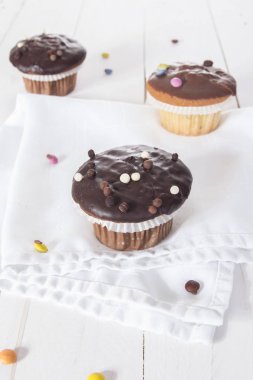 Tablo peçete üzerinde çikolatalı kek 