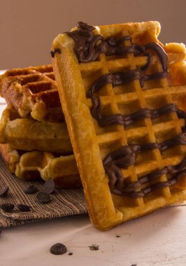 Çikolata şurubu ile Belçika Waffle