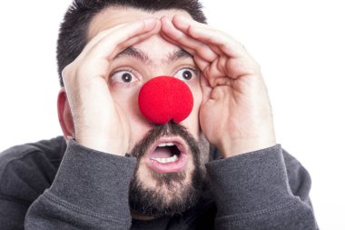 studio poz palyaço burunlu şok adam 