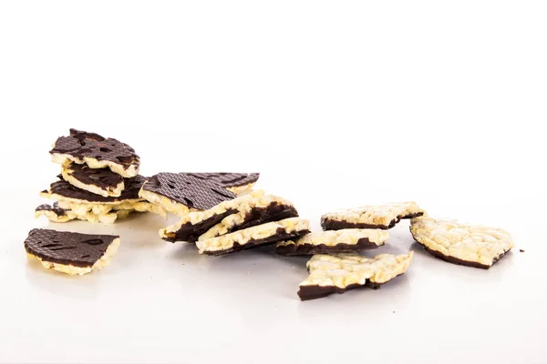 Сломанное Рисовое Печенье Шоколадом Изолированное Белом — стоковое фото
