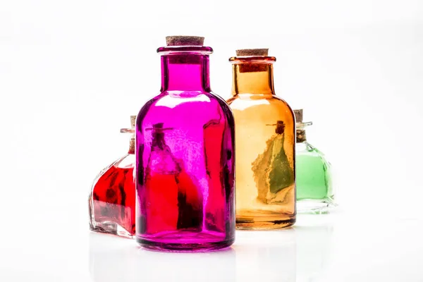 Красочные Бутылки Деревянными Колпачками Белом Фоне — стоковое фото