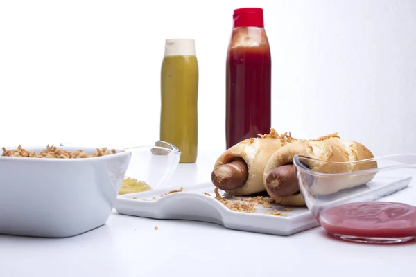 Due Gustosi Hot Dog Con Senape Ketchup Sul Piatto Bottiglie — Foto Stock