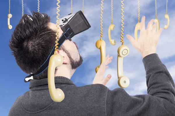 Man Bär Virtuell Verklighet Skyddsglasögon Mot Himlen Med Hängande Telefoner — Stockfoto