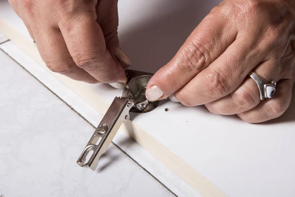 Gros Plan Femme Menuisier Personne Fixant Porte Baril Charnière — Photo