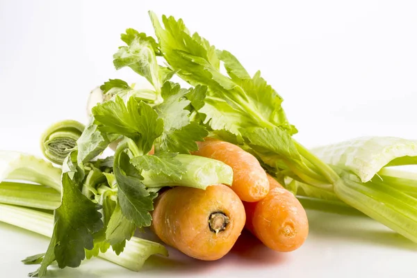 Verduras Frescas Sobre Fondo Blanco Hojas Verdes Zanahorias — Foto de Stock