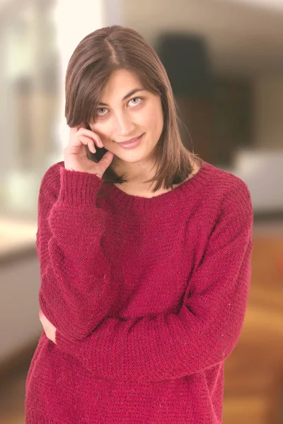 Gelukkig Brunette Kaukasische Vrouw Kijken Camera Het Dragen Van Rode — Stockfoto