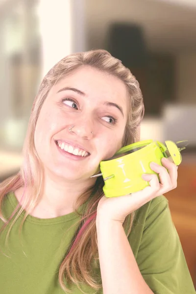 Blondes Mädchen Lächelt Mit Wecker Auf Der Hand — Stockfoto