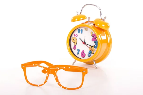 Kacamata Oranye Dan Jam Alarm Pada Latar Belakang Putih — Stok Foto