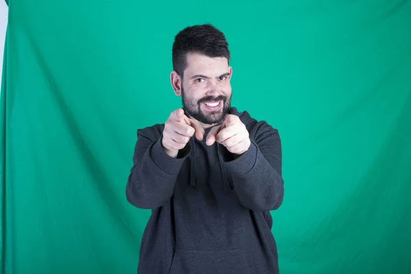 Retrato Del Hombre Feliz Sobre Fondo Verde Mirando Cámara Señalando —  Fotos de Stock