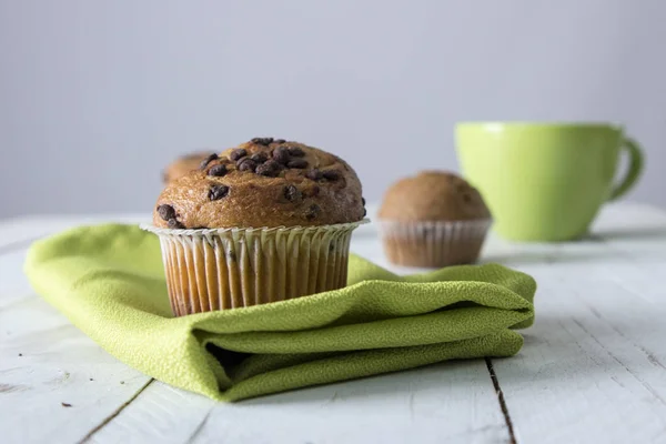 Houten Tafel Met Groene Servet Beker Chocolade Cupcakes — Stockfoto
