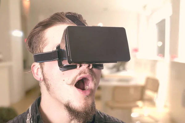 震惊男子戴 眼镜和玩虚拟现实模拟在家中 — 图库照片