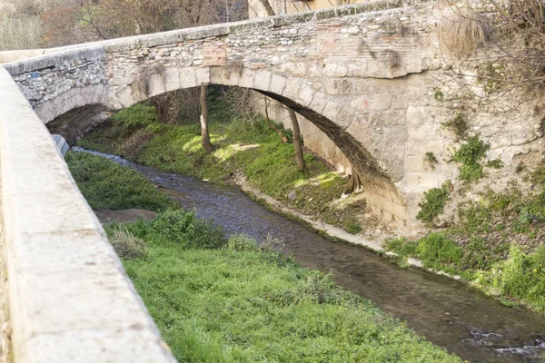 Fluss Und Alte Steinbrücke — Stockfoto