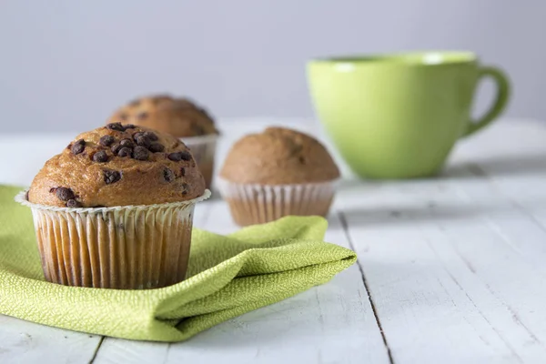 Homemade Sweet Cupcakes Chocolate Chips Table Green Napkin Cup — Stock Photo, Image