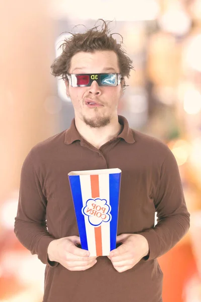 Divertido Joven Usando Gafas Sosteniendo Cesta Maíz Pop —  Fotos de Stock