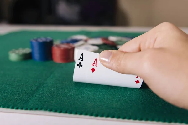 Gedeeltelijke Weergave Van Hand Kaarten Hebt Bij Groene Tafel Casino — Stockfoto