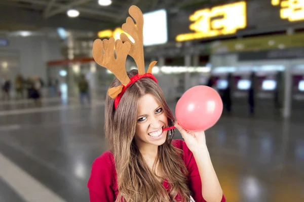 Frau Mit Weihnachts Hirschhörnern Beißt Luftballon — Stockfoto