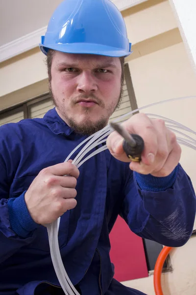 Kızgın Elektrikçi Kablo Aracı Ile — Stok fotoğraf