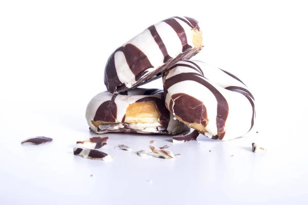 Söt Choklad Glaserade Munkar Isolerad Vit Yta Med Smulor — Stockfoto