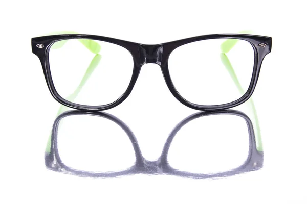 Κομψό Μαύρο Πράσινο Γυαλιά Που Απομονώνονται Λευκή Επιφάνεια Αντανάκλαση — Φωτογραφία Αρχείου