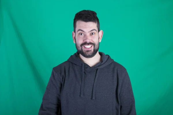 Retrato Hombre Feliz Sobre Fondo Verde Mirando Cámara — Foto de Stock