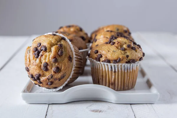 Bakade Cupcakes Dekorerade Med Choklad Chips Tallriken Bordet — Stockfoto