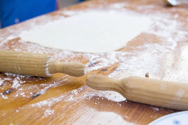 Teilansicht Küchenchef Bereitet Teig Küche Mit Nudelholz — Stockfoto