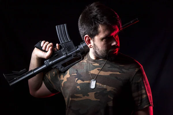 Чоловік Тримає Томі Кулемет Плечі Студії — стокове фото