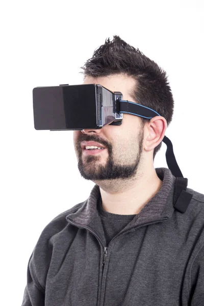 Hombre Vistiendo Gafas Realidad Virtual Pie Estudio Blanco —  Fotos de Stock